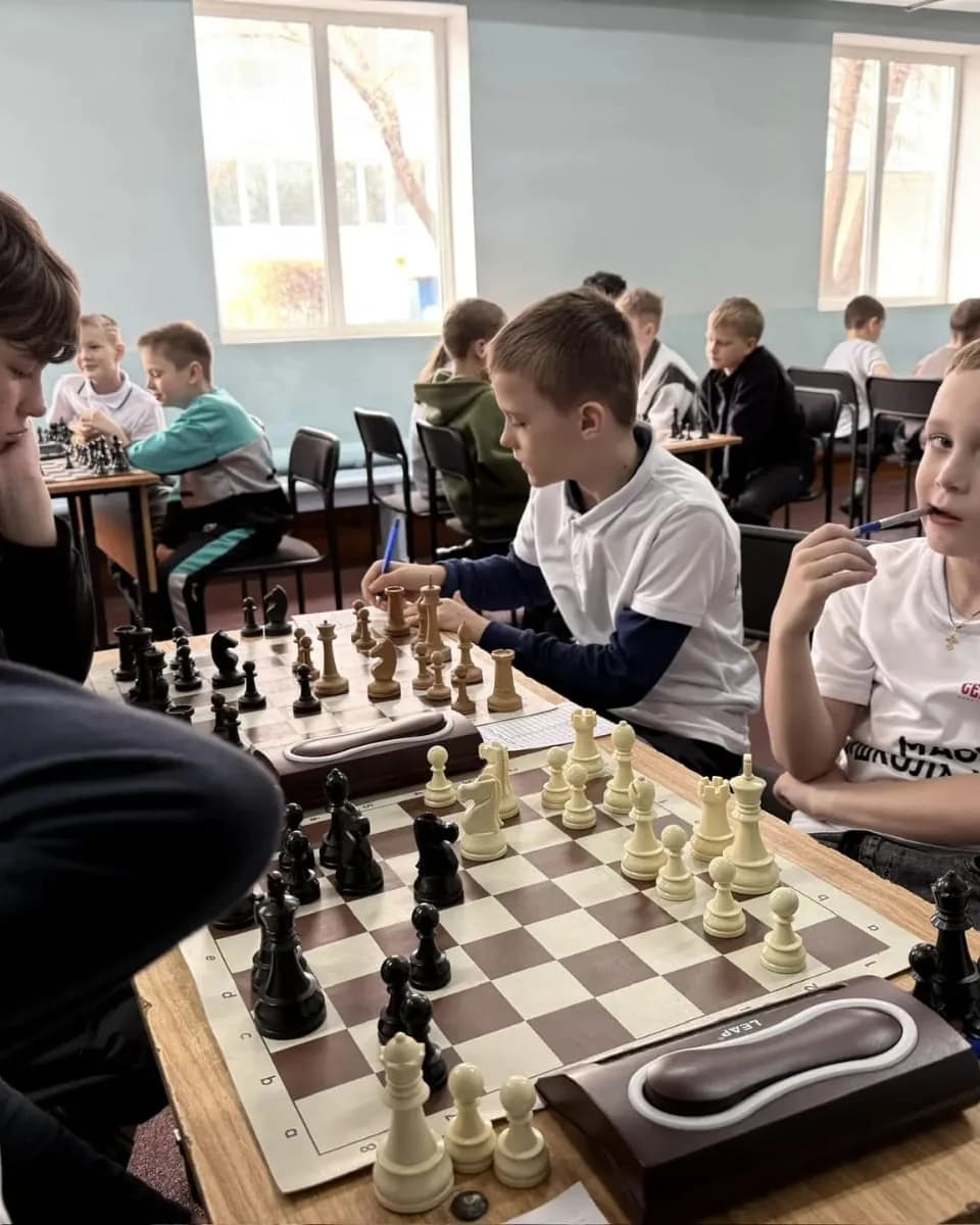 Ученики школы SkillChess во время партии на детском шахматном турнире